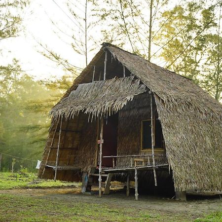 Mr. Chuoi Bar And Hut Hotel Ko Phra Thong Екстериор снимка