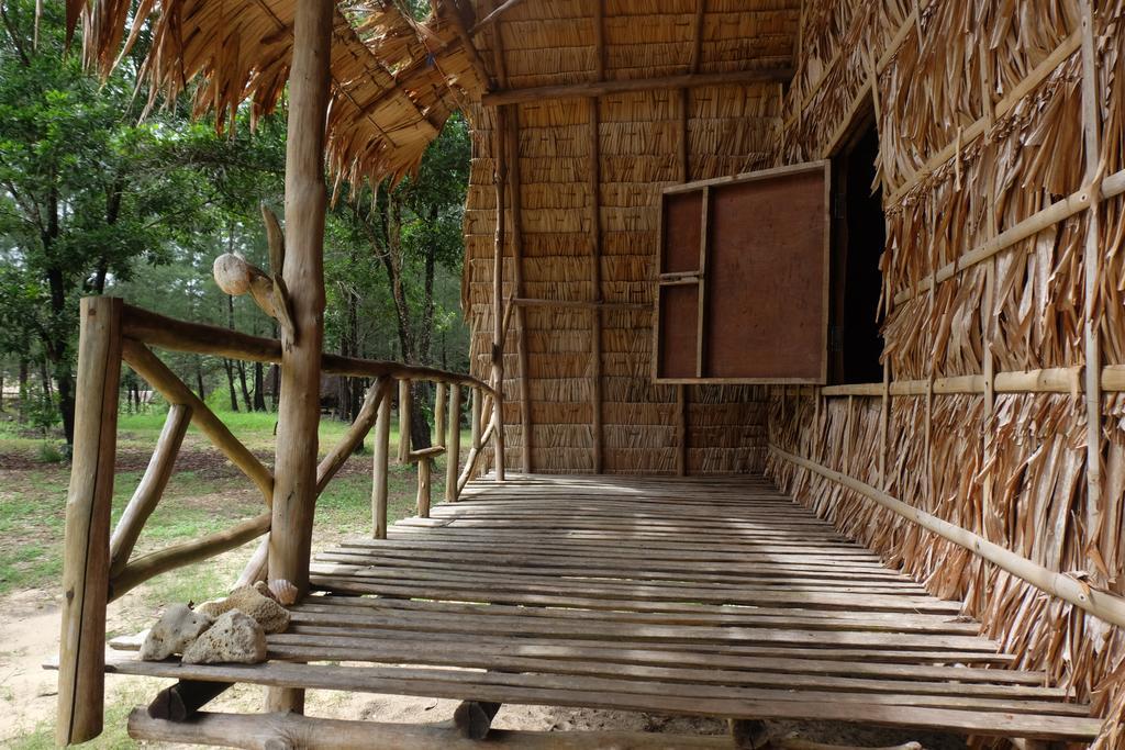 Mr. Chuoi Bar And Hut Hotel Ko Phra Thong Екстериор снимка