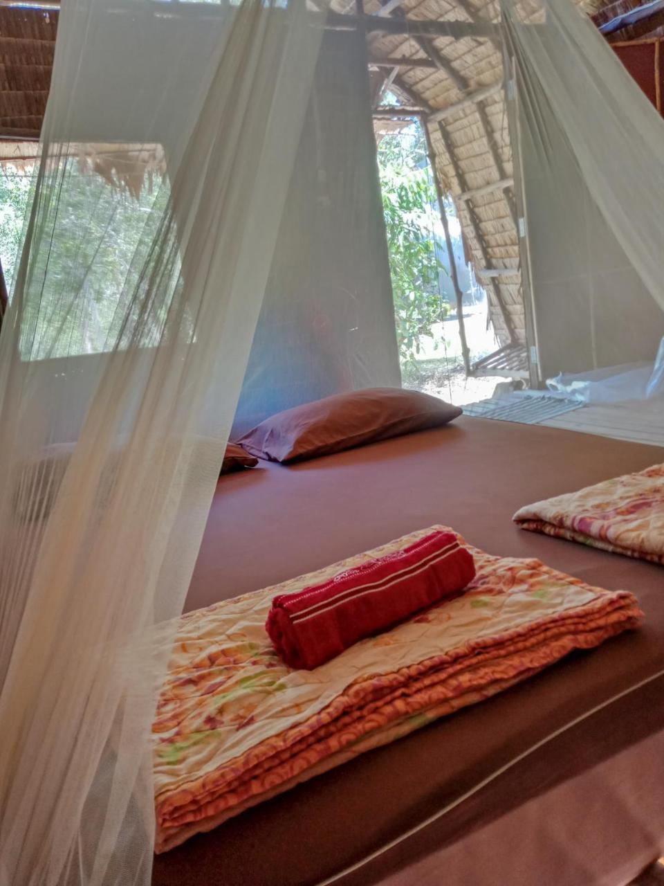 Mr. Chuoi Bar And Hut Hotel Ko Phra Thong Екстериор снимка