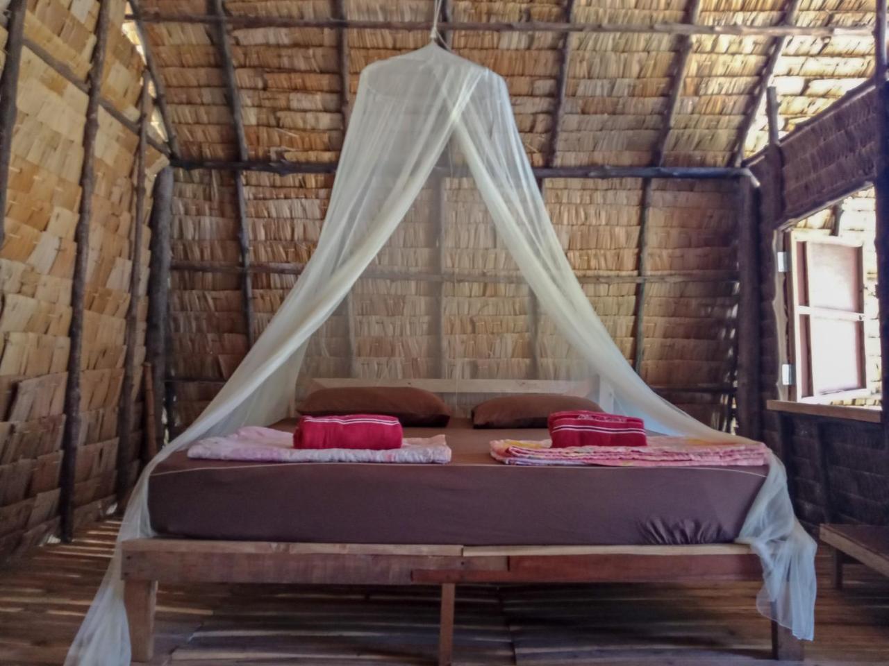 Mr. Chuoi Bar And Hut Hotel Ko Phra Thong Екстериор снимка