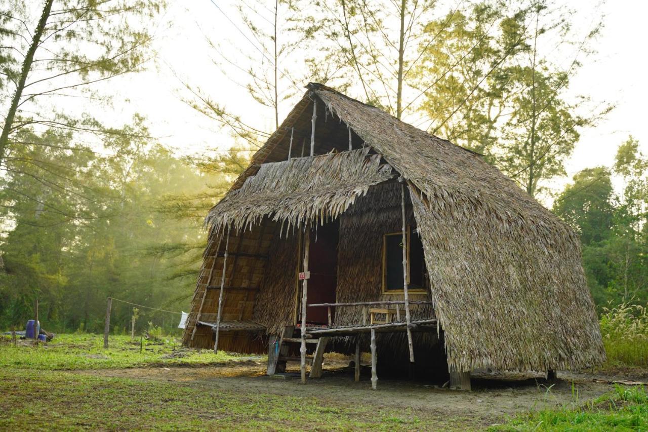Mr. Chuoi Bar And Hut Hotel Ko Phra Thong Екстериор снимка